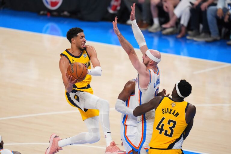 Haliburton frappe le cavalier gagnant alors que les Pacers étouffent le Thunder lors du dernier retour pour remporter le match 1