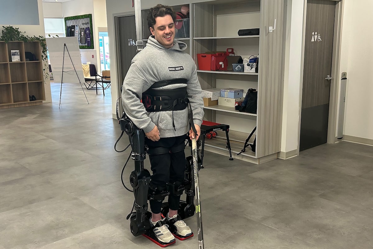 `` J'ai oublié ma taille '': l'ancien Humboldt Bronco Ryan Straschnitzki marche à l'aide d'exosquelette