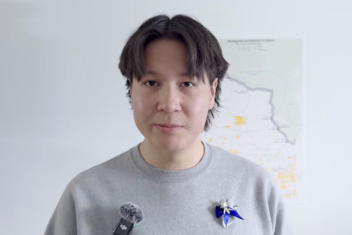 Jeune cinéaste menant des efforts pour montrer un anneau de feu non sur un terrain vide