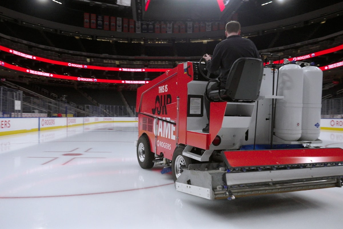 La glace des patinoires de la ville natale de six joueurs des Oilers a ajouté à Edmonton Arena avant la finale de la Coupe Stanley