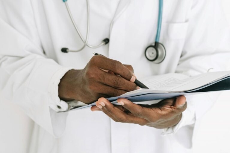 La recherche cherche à établir un lien entre le travail et la santé