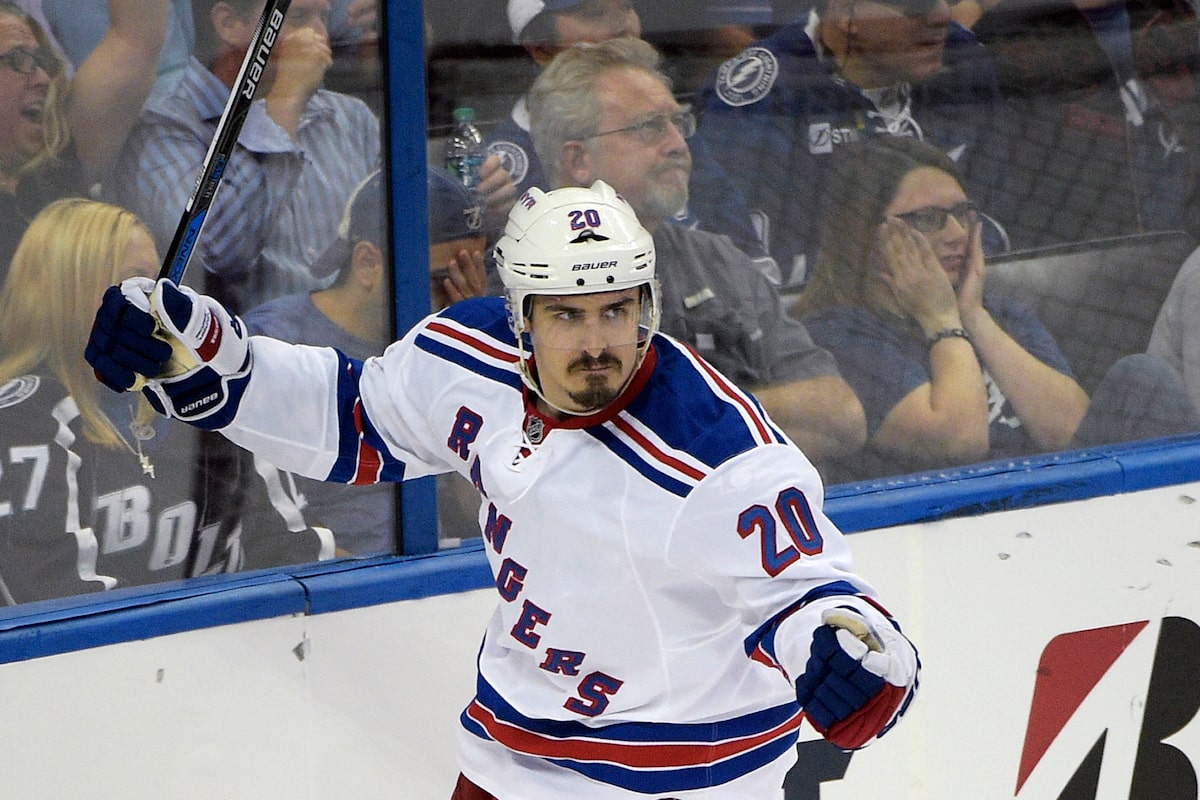 L'ailier vétéran des Rangers de New York Chris Kreider aux Ducks d'Anaheim