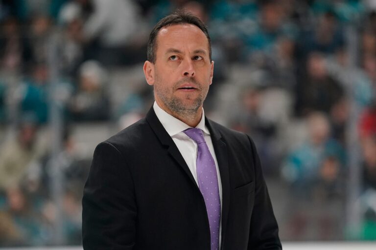 Les Bruins nomment l'ancien entraîneur-chef de l'ailier Marco Sturm