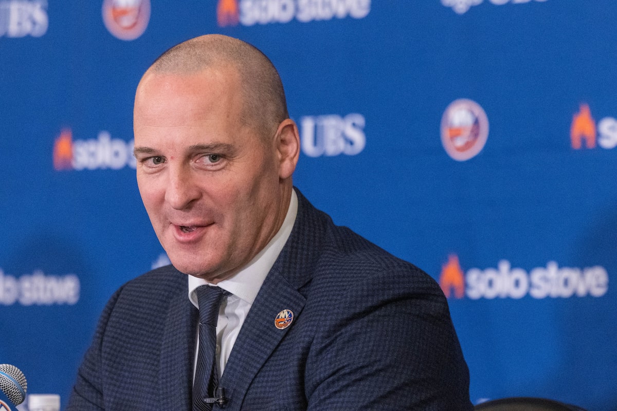 Les Islanders GM Mathieu Darche pèsent ses options dans le repêchage de la LNH