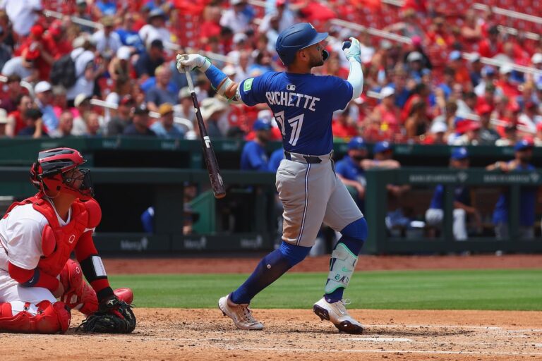 Les Jays bleus chauffants rouges placés pour s'attaquer aux Phillies après avoir balayé les cardinaux de côté