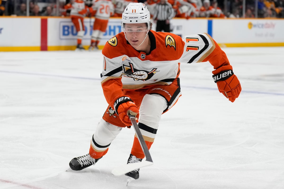 Les canards Anaheim envoient Trevor Zegras à Philadelphia Flyers pour Ryan Poehling et les choix de repêchage