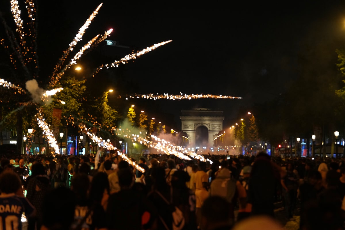 Les célébrations de la France en Ligue des champions deviennent violentes alors que deux fans morts, un policier au coma