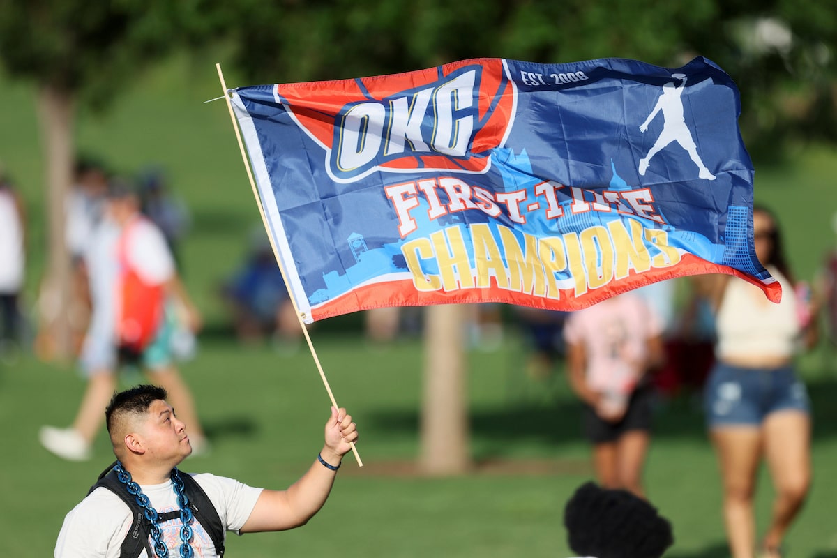 Les fans d'Oklahoma City Thunder se prélassent dans le défilé du titre NBA