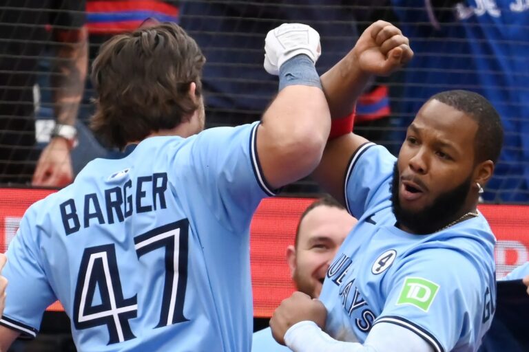 Les touches de souffle à trois points d'Addison Barger sont en huitième huitième en tant que Jays complète le balayage de A avec 8-4 victoire
