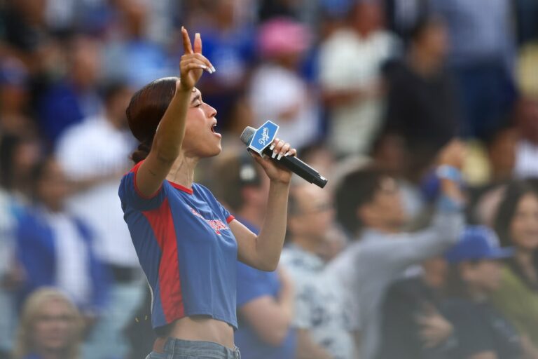 L'hymne américain de la chanteuse Nezza en espagnol au Dodger Stadium enflamme le débat sur le soutien des immigrants de l'équipe