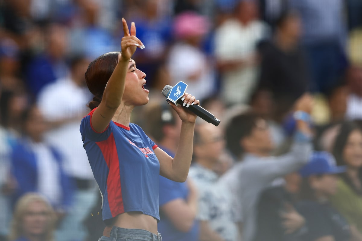 L'hymne américain de la chanteuse Nezza en espagnol au Dodger Stadium enflamme le débat sur le soutien des immigrants de l'équipe