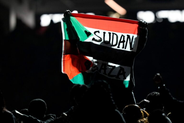 L'interprète de la mi-temps du Super Bowl chargé après avoir affiché le drapeau de «Soudan et Gaza» pendant le spectacle