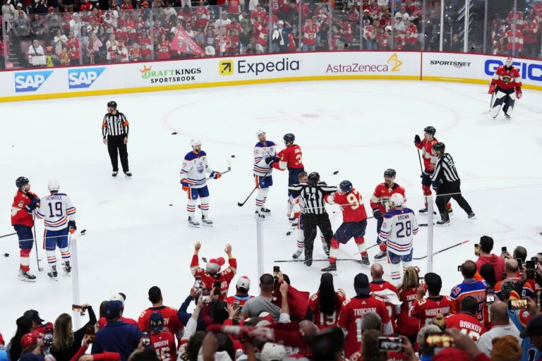Maintenant avec Panthers, Brad Marchand embrasse la tradition de lancement de rats de l'équipe