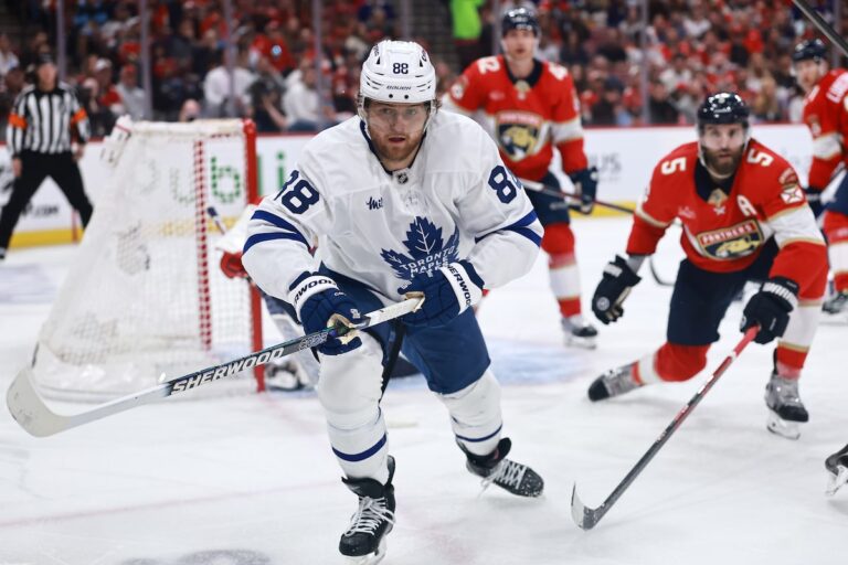 Malgré les refus du commissaire de la LNH Gary Bettman, les taxes différentes sont un problème croissant pour le hockey