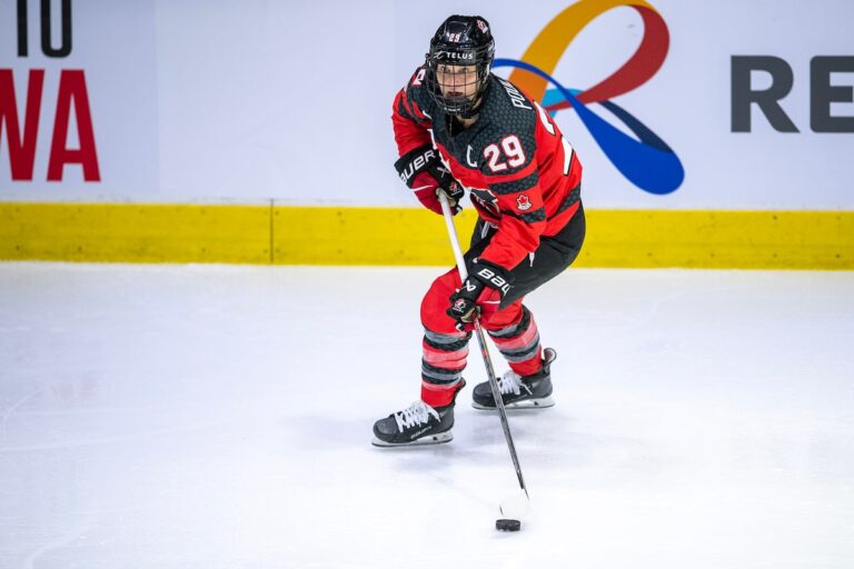 Marie-Philip Poulin remporte le prix du joueur de l'année de l'IIHF