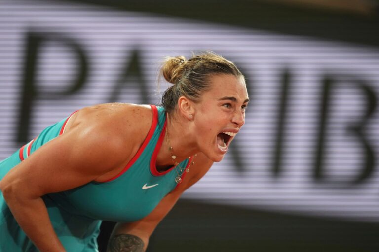 N ° 1, Aryna Sabalenka termine la séquence de 26 matchs de victoires françaises de 26 matchs d'Iga Swiatek et atteint la finale
