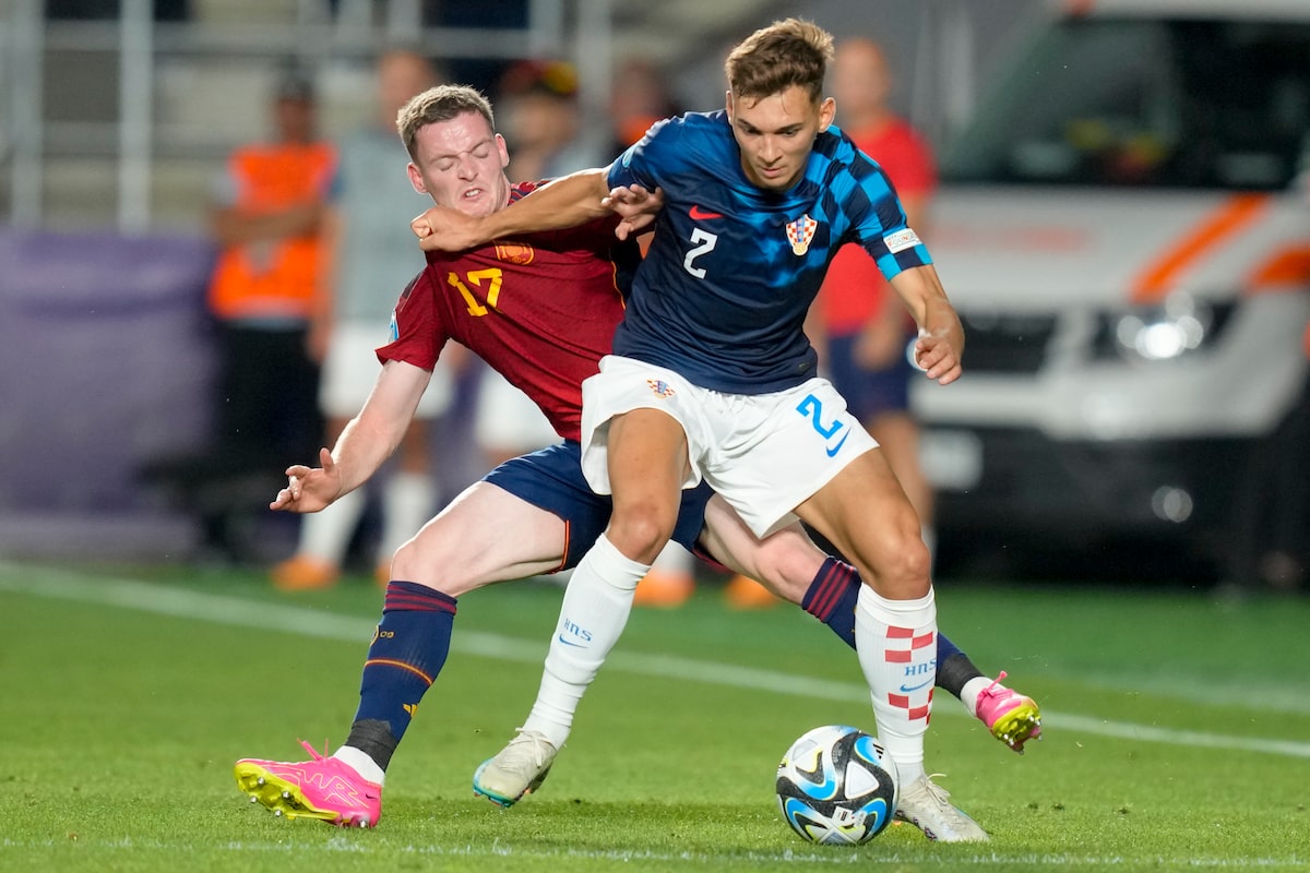 Niko Sigur trouvant une place avec l'équipe de football masculine canadienne avant la Gold Cup