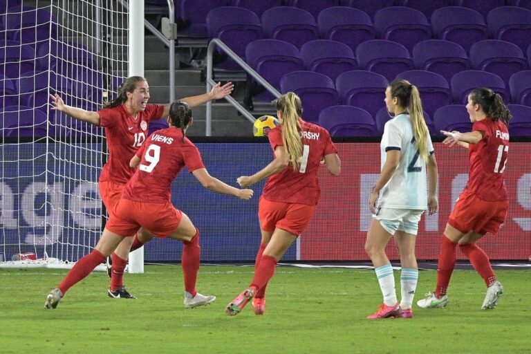 Sarah Stratigakis signe avec l'AFC Toronto de NSL à Homecoming