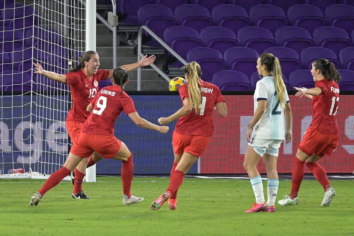 Sarah Stratigakis signe avec l'AFC Toronto de NSL à Homecoming