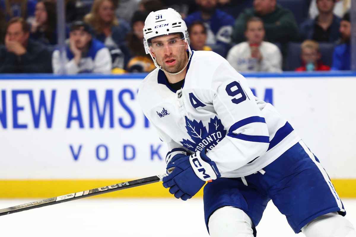 Tavares prend une lourde réduction de salaire pour retourner à Maple Leafs dans un accord de quatre ans