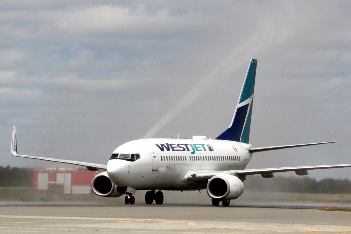 Water Salute accueille le premier vol de Westjet de Calgary à Sudbury