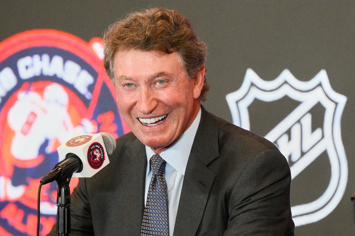 Wayne Gretzky se cache en vue pendant la finale de la Coupe Stanley