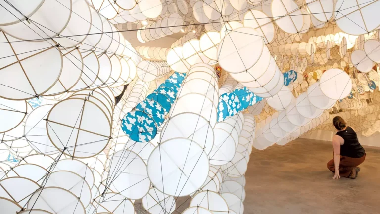 Installation d'art aérien de Jacob Hashimoto au BCA Center