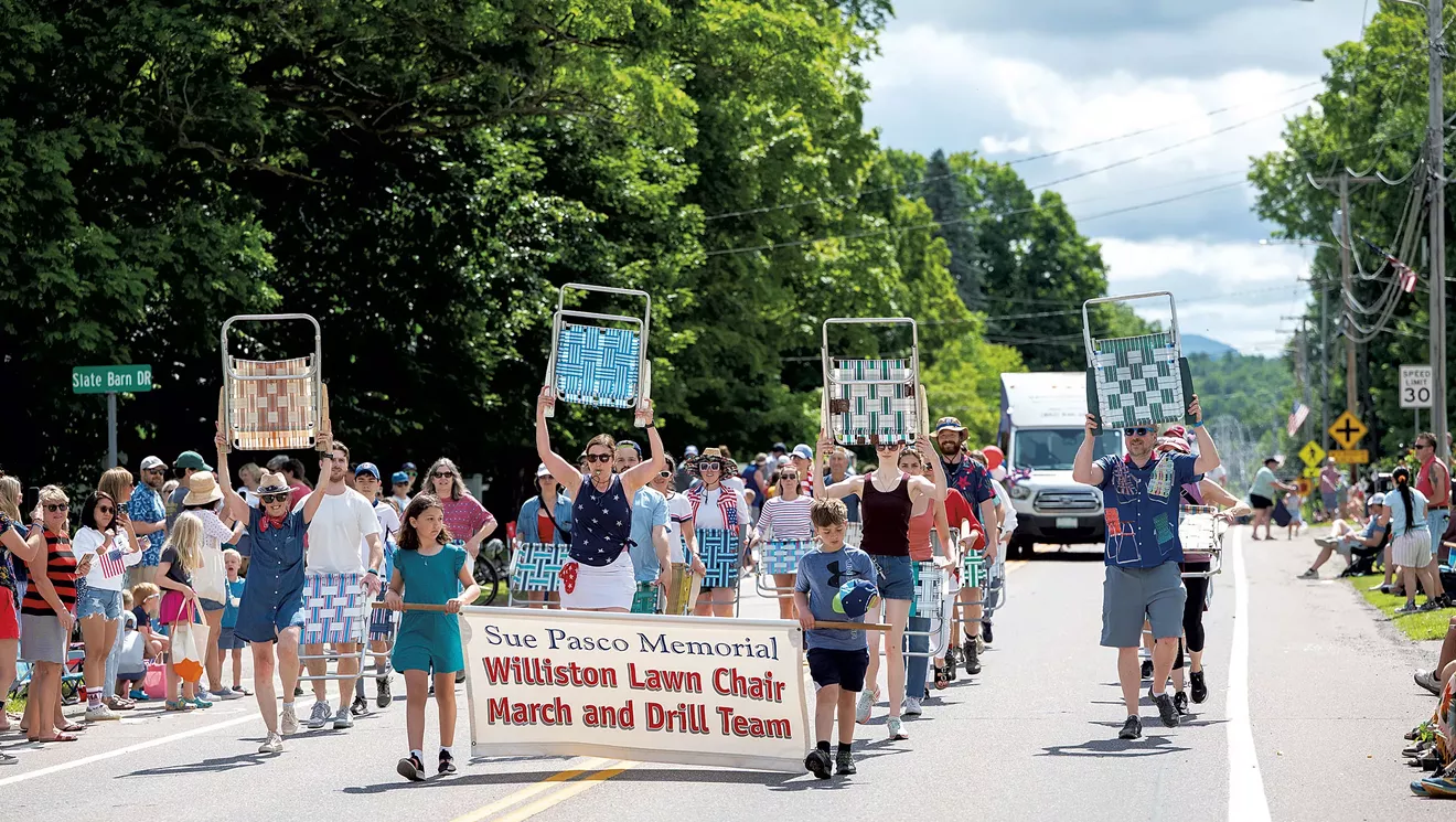 Un journaliste marche avec une brigade de chaise de pelouse - et survit