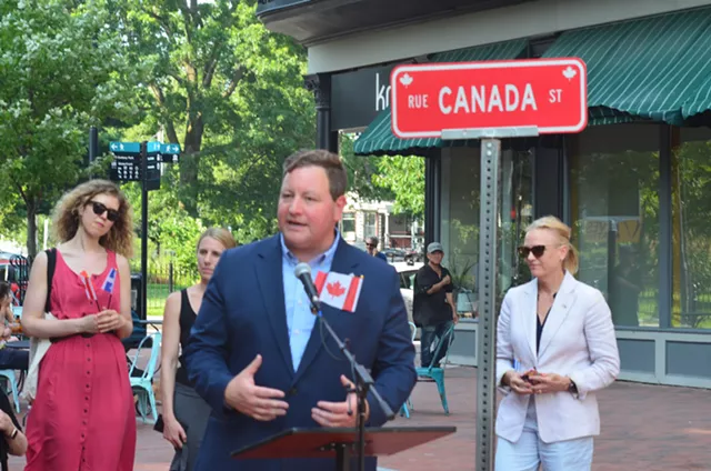 Mike Pieciak parle sur la rue Canada - Sam Hartnett © ️ Sept jours