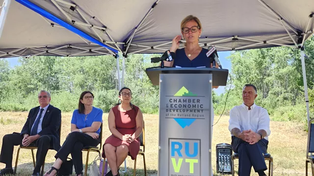 La secrétaire du Commerce Lindsay Kurrle parle à Fair Haven - Kevin McCallum © ️ Sept jours