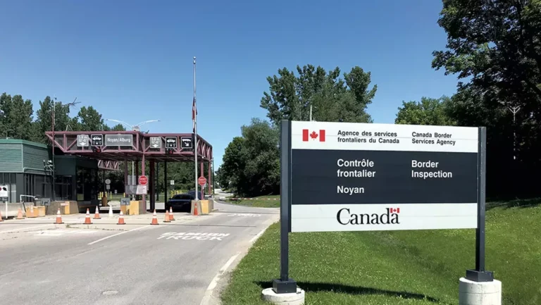 Vermonter est détenu à la frontière, emprisonné pour un problème de visa