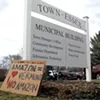 Signes à l'extérieur des bureaux de la ville d'Essex lors d'un rassemblement contre la proposition d'Amazon