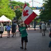 Un homme avec un drapeau canadien sur ce qui était autrefois la rue Church