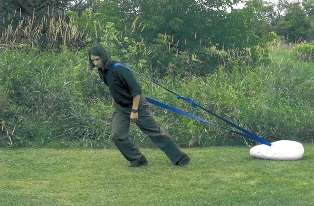 Nathan Suter avec une sculpture qu'il a faite pour - «Exposée 2008» au Helen Day Art Center - gracieuseté de l'actuel