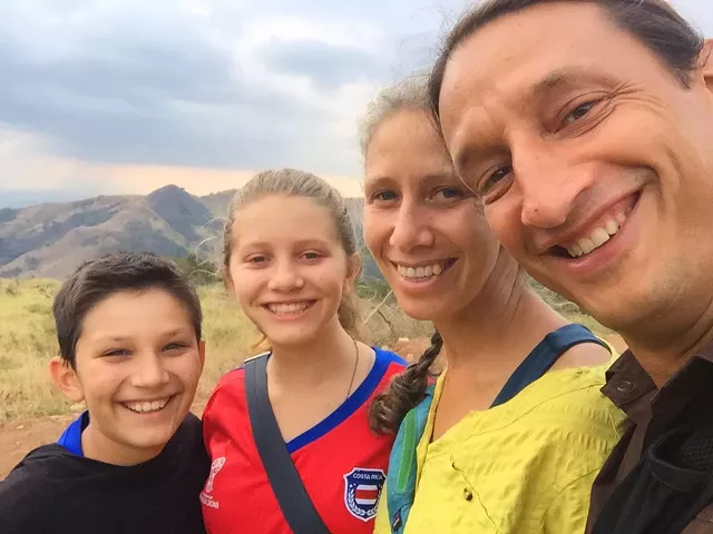 Nathan avec sa famille au Costa Rica en avril 2020 - gracieuseté de Gavin Boyles