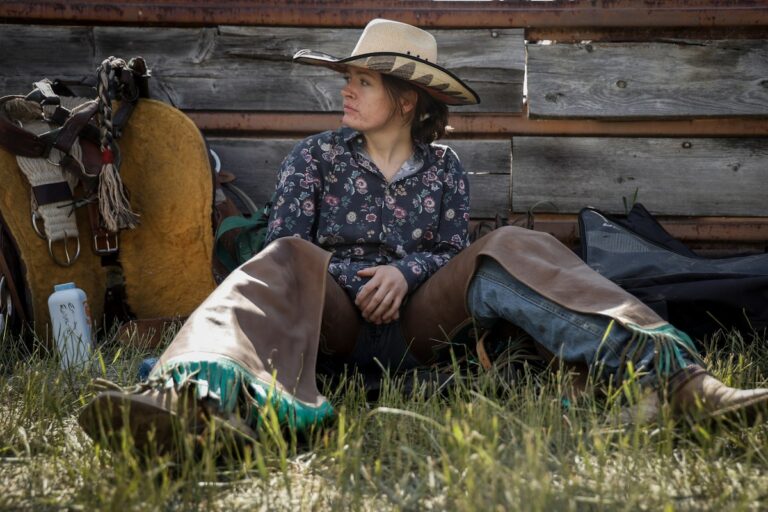 Alberta Women Buck Bud Tradition et flammes leur propre sentier dans le ranch Bronc Riding