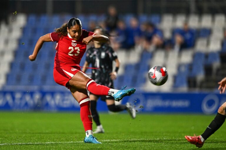 Avec une signature arsenal de 1 million de livres sterling, Olivia Smith du Canada devient le plus cher joueur du football féminin