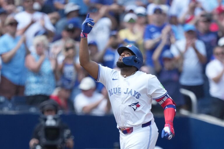 Blue Jays a battu les Giants 8-6, le record de victoire à domicile consécutive du match.