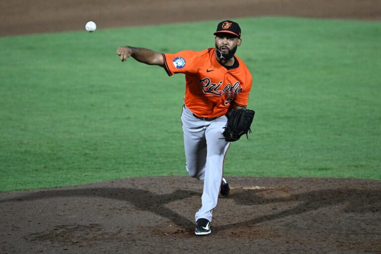 Blue Jays acquiert le releveur Serranthony Dominguez d'Orioles
