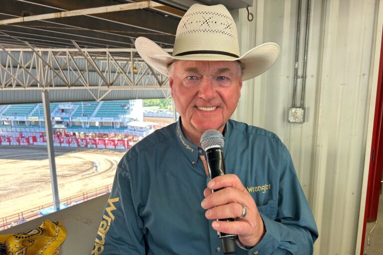 Calgary Stampede annonceur marque 40 ans derrière le micro: «pourrait aussi bien faire 40 autres»
