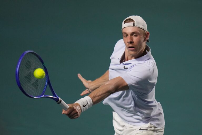 Denis Shapovalov gagne des sets hétéros en finale de simple masculin de Mifel Tennis Open