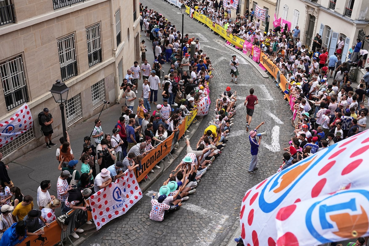 Des milliers de fans font que les rues de Montmartre pour la finale du Tour de France montent à Sacré-Coeur