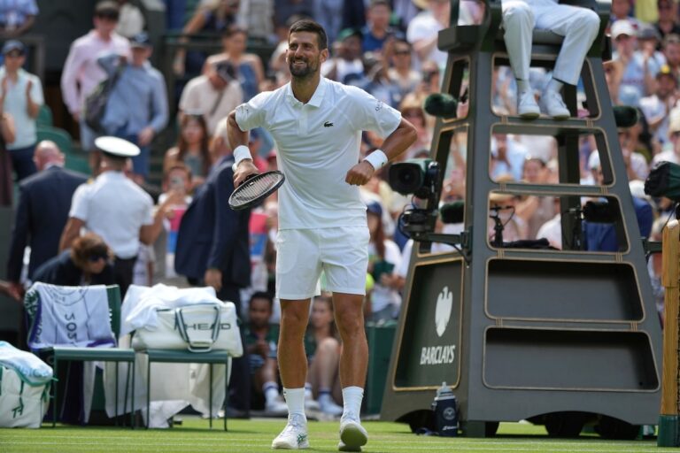 Djokovic établit un autre record à Wimbledon et des blagues sur la siroter des margaritas sur la plage avec des rivaux