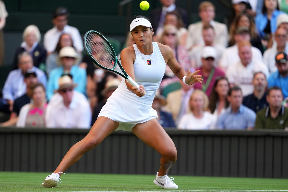 Emma Raducanu ravit la foule de Wimbledon, passant au troisième tour