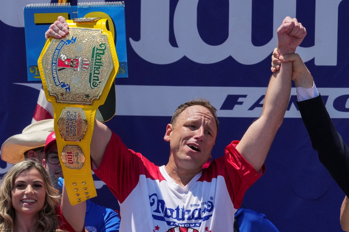 Joey (Jaws) Chestnut récupére le titre dans le célèbre concours de restauration de hot-dogs, remporte la 17e ceinture de moutarde