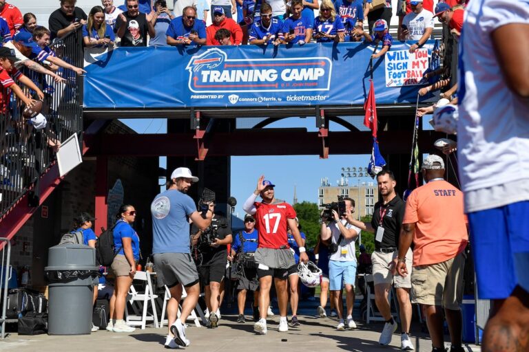 Josh Allen, Bills embrassent les projecteurs des «coups durs» dans le camp d'entraînement