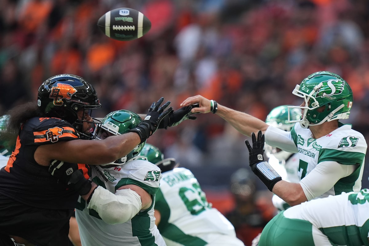 La performance de la puissance de Harris de Roughriders mène la Saskatchewan à 33-27 victoire sur la Colombie-Britannique