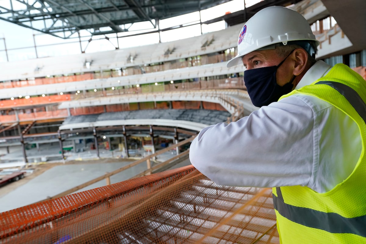 L'ancien patron de la MLSE, Tim Leiweke, inculpé dans le système de galises des enchères de l'arène américaine