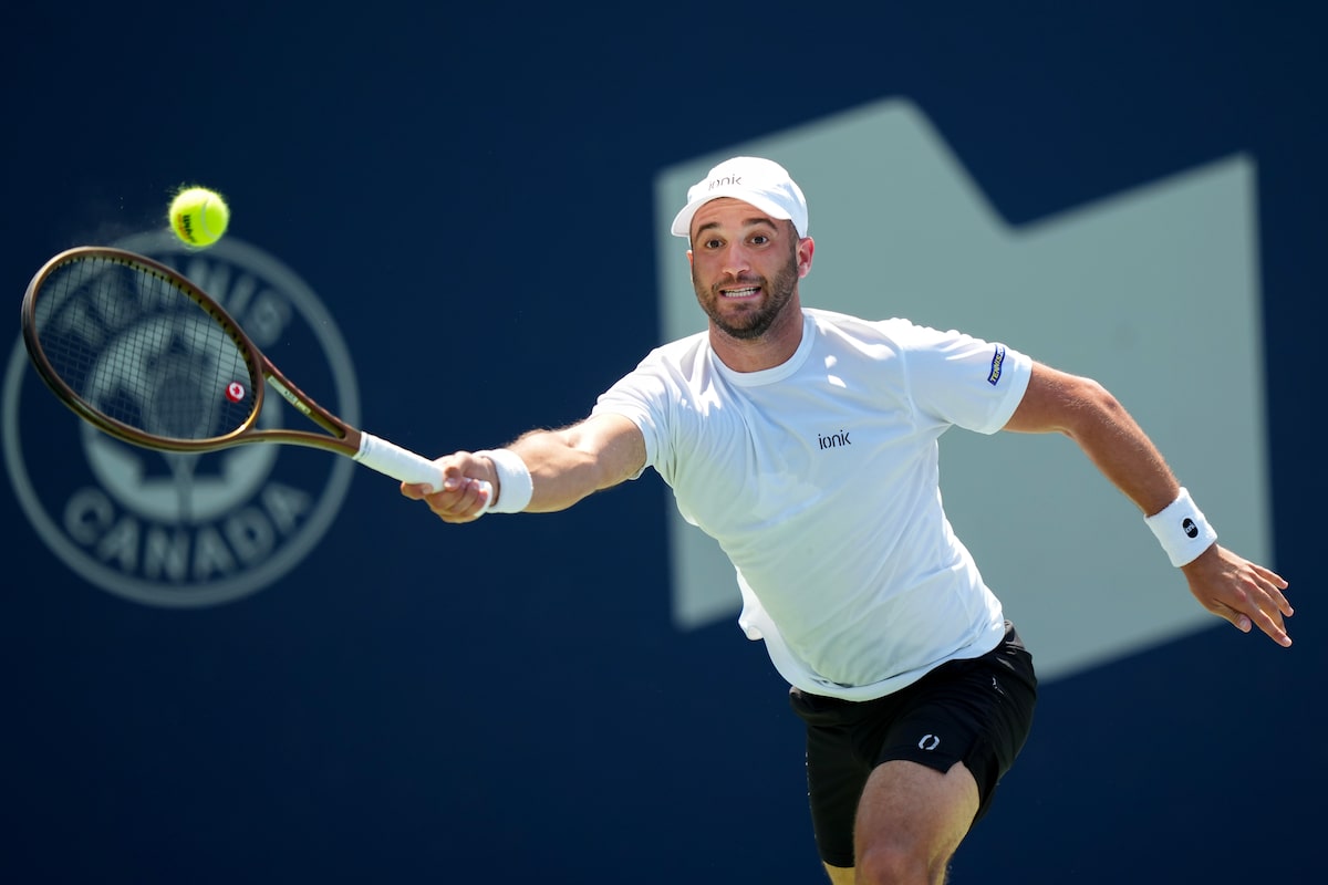 Le Canada Dan Martin s'incline dans des ensembles droits dans l'ouverture de NBO