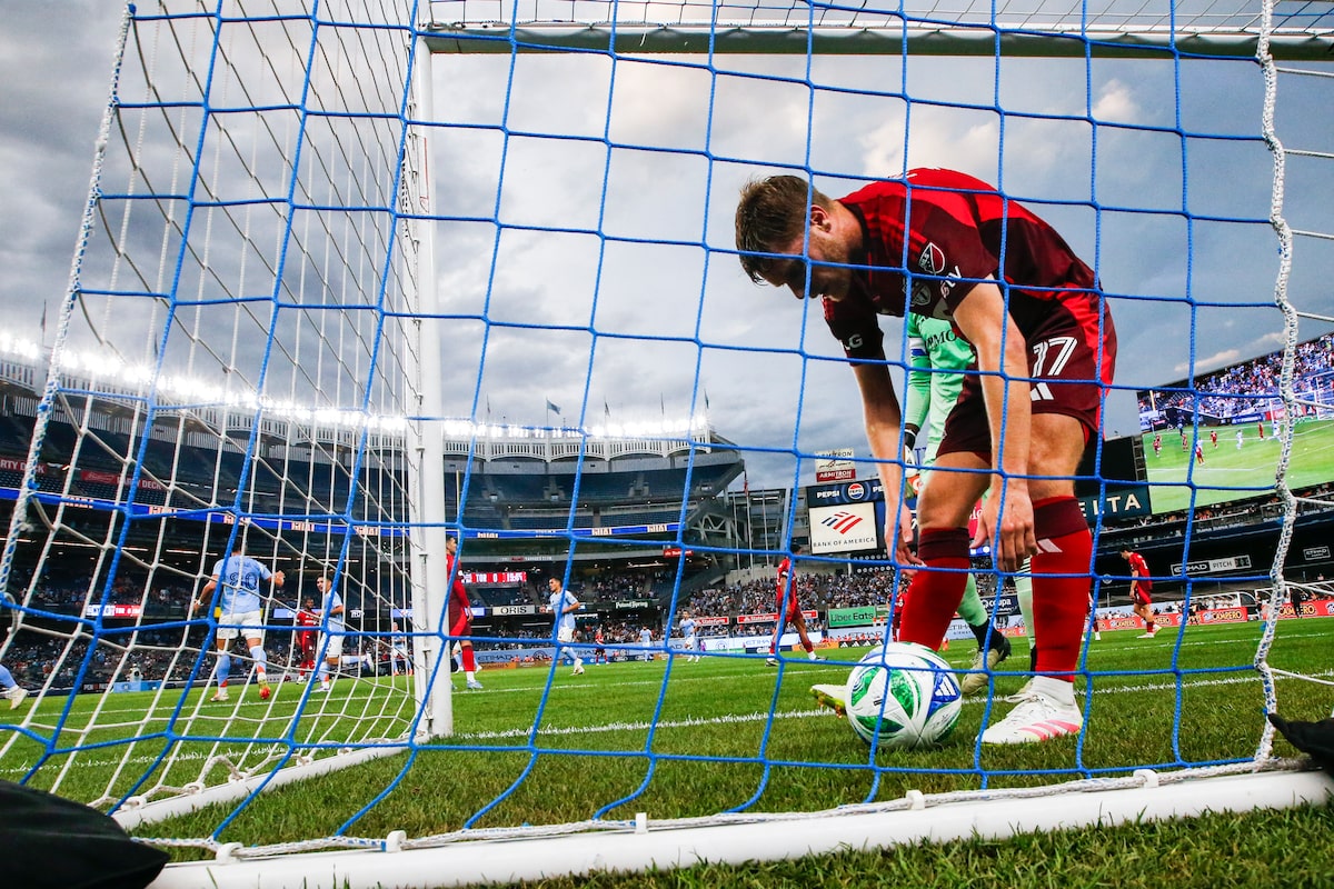 Le Toronto FC perd 3-1 contre NYCFC dans le premier match depuis son rachat d'insigne, Bernardeschi contracte